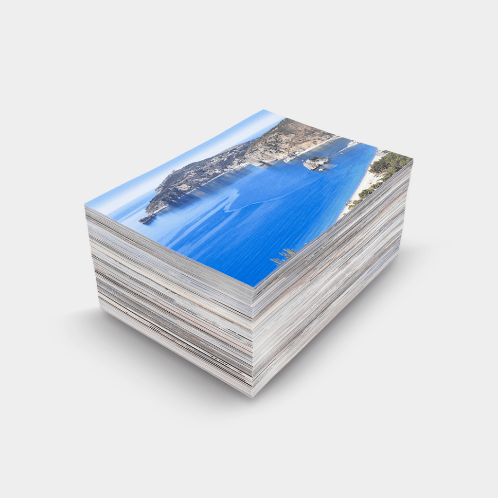 Paesaggio costiero con mare blu e scogli, stampa fotografica di alta qualità, perfetta per decorare la casa.