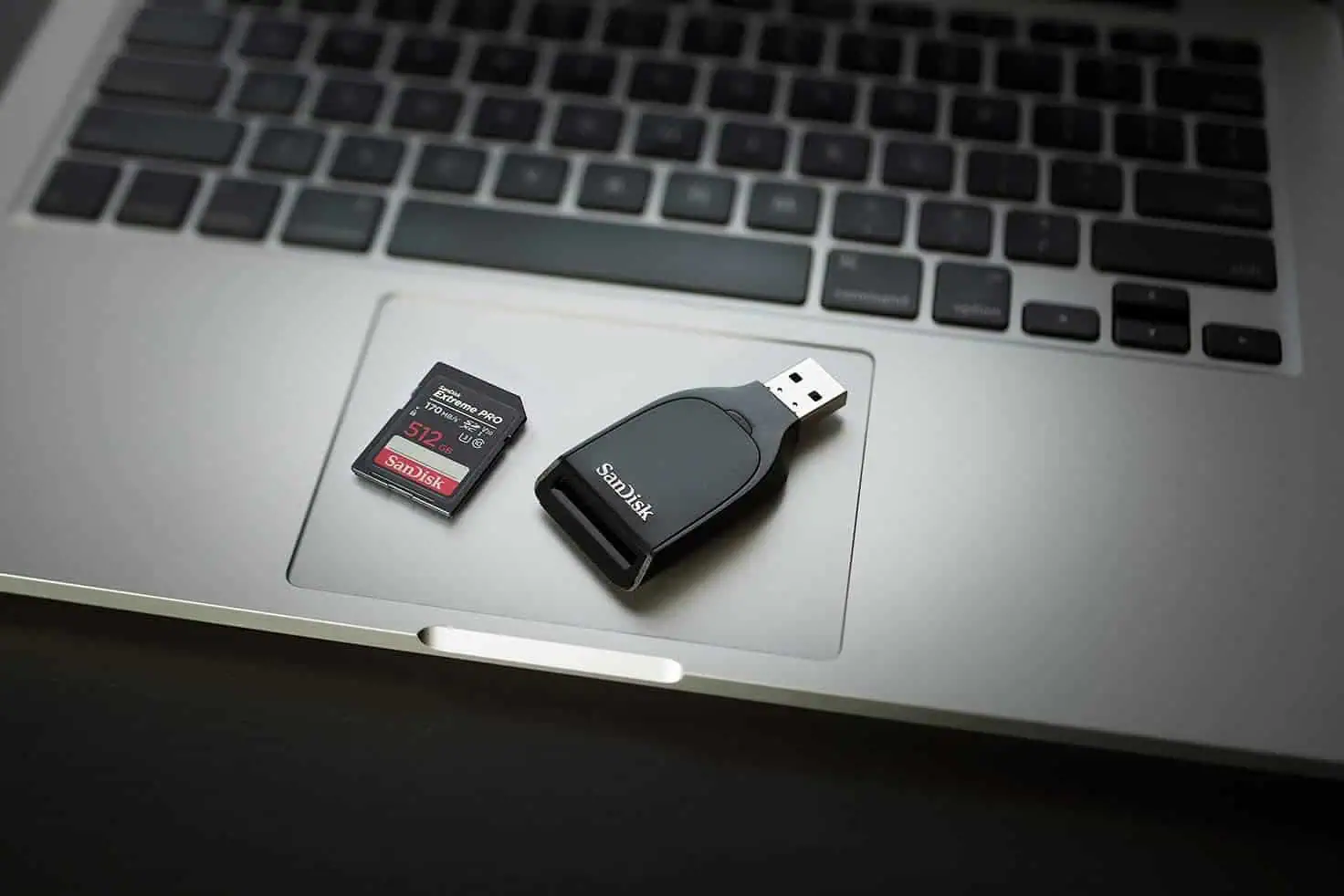 1. Chiavetta USB e scheda SD su MacBook, tecnologia di archiviazione digitale.