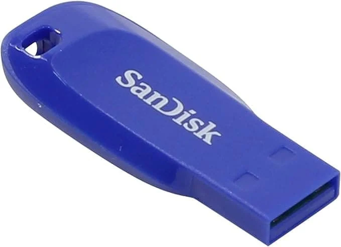 Chiavetta USB Sandisk blu per trasferimento dati veloce e affidabile.