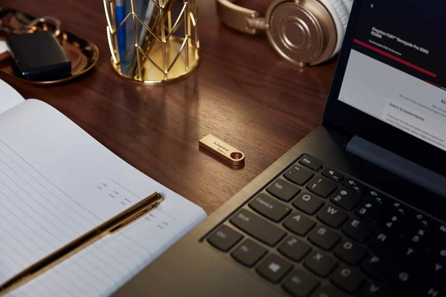 Pen drive USB in legno, gadget tecnologico, immagine ufficio.