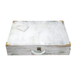 Vecchio box in legno bianco con cuore decorativo, perfetto come scatola portagioie o regalo romantico.