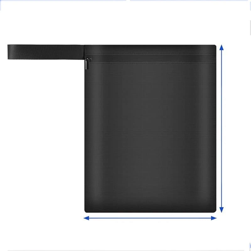 Componente fotografico in plastica nera con tasca e cerniera, ideale per archiviazione e conservazione.