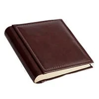 Elegante agenda in pelle marrone con cuciture di qualità.
