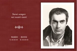 Volto in bianco e nero di un uomo con espressione seria, sfondo bianco.