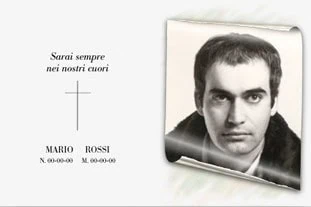 Ricordo scuro e dettagliato di Mario Rossi in bianco e nero.