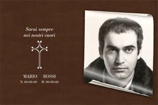 Fotografia in bianco e nero di un uomo con sfondo marrone scuro.