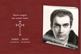 Ritratto in bianco e nero di un uomo giovane con sfondo rosso elegante.