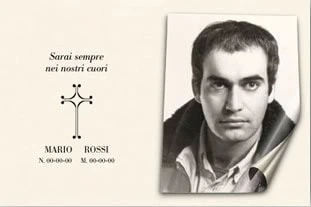Ritaglio di una cartolina commemorativa con fototipo e testo inciso in italiano.