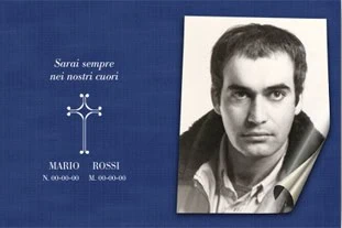 Ricordo che non posso andare direttamente al link e vedere immagini specifiche, ma posso aiutarti a generare contenuti SEO ottimizzati in base alla descrizione che hai fornito, che sembra essere una fotocard commemorativa o simile.