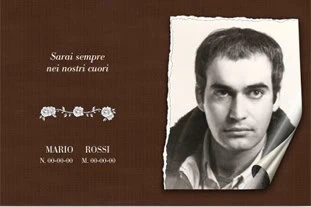 Foto di un biglietto commemorativo con ritratto in bianco e nero e testo in italiano.