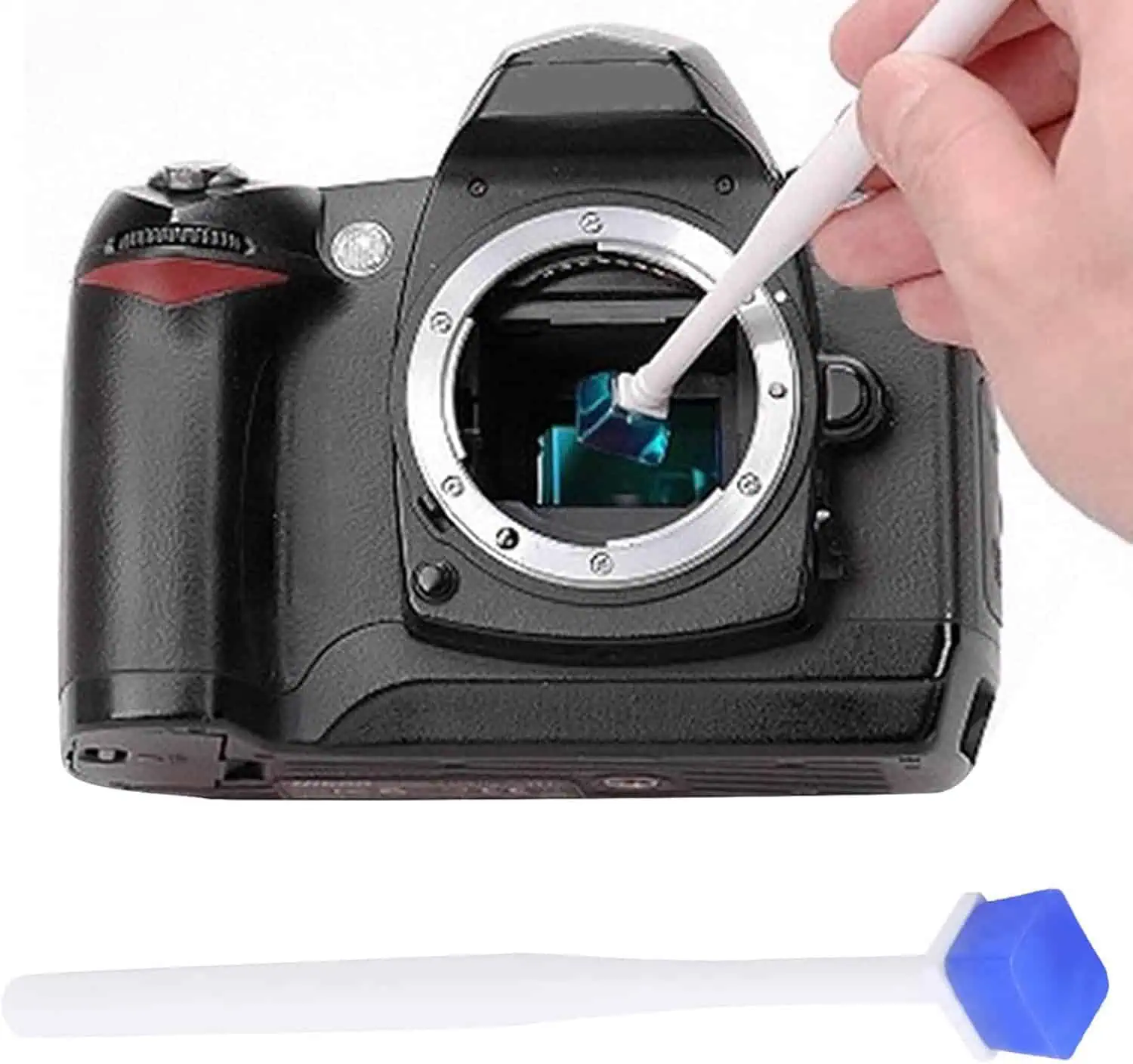 Obiettivo per fotocamere digitali con pinzette antistatiche e pennello per la pulizia.