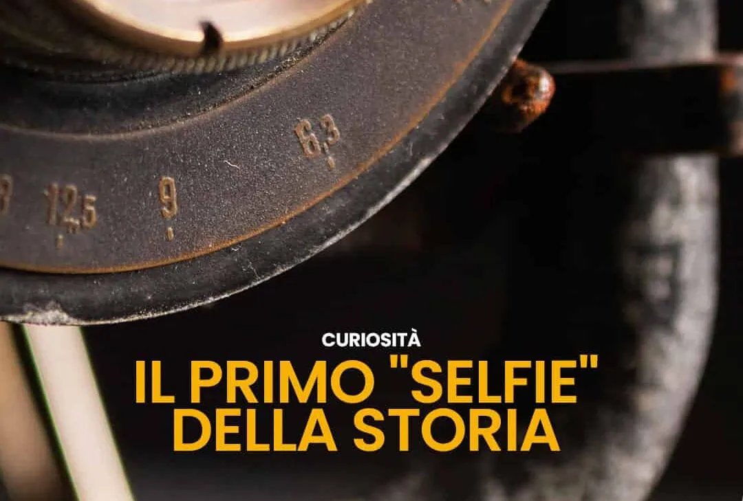 1. Fotocamera vintage con obiettivo, dettaglio di un primo selfie storico.