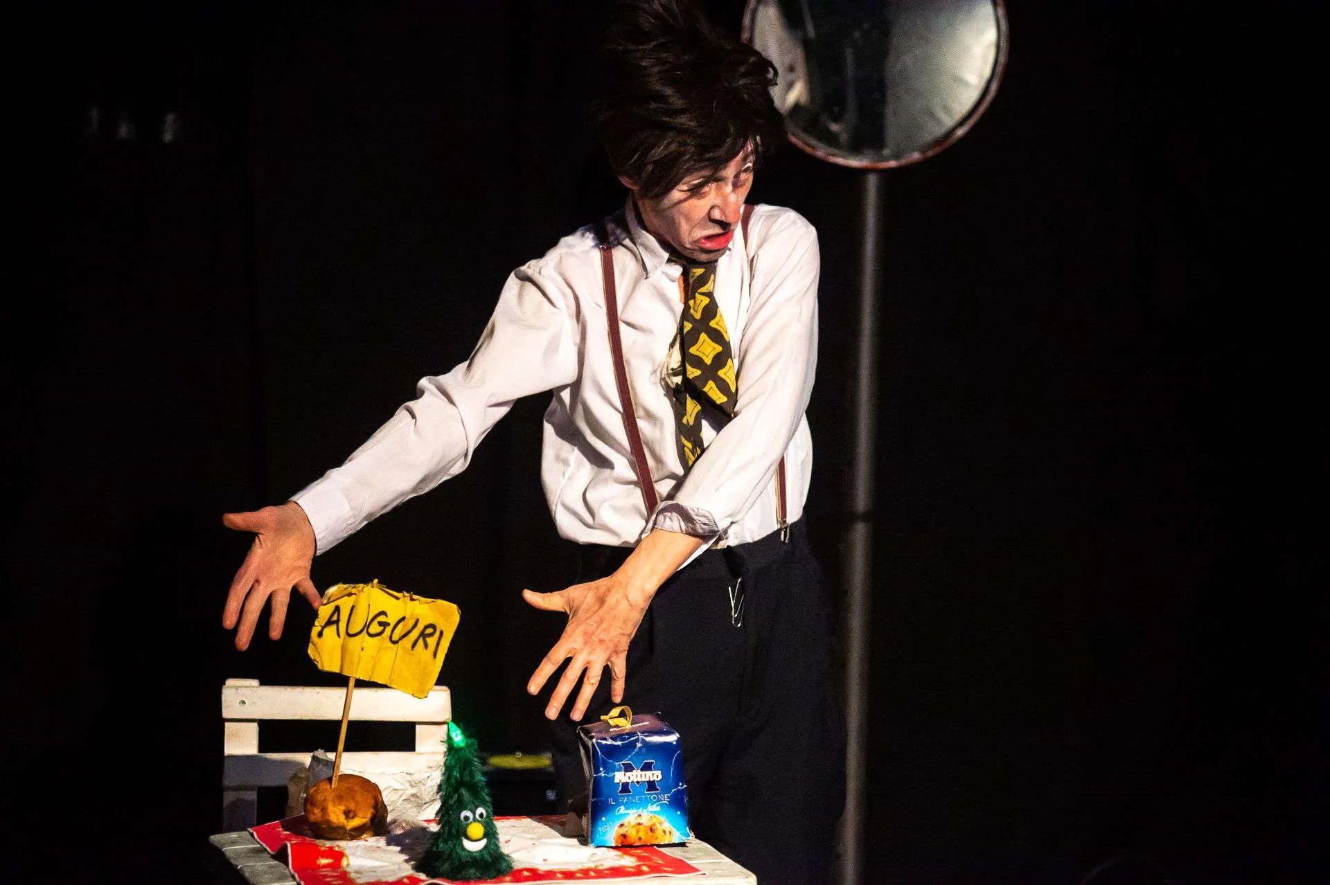 - Attore in scena durante spettacolo teatrale, interpretazione comica con oggetti divertenti.