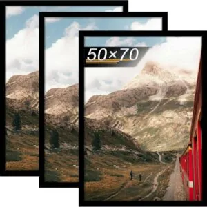 Montagne con cielo nuvoloso e treno rosso, stampa fotografica 50x70cm.