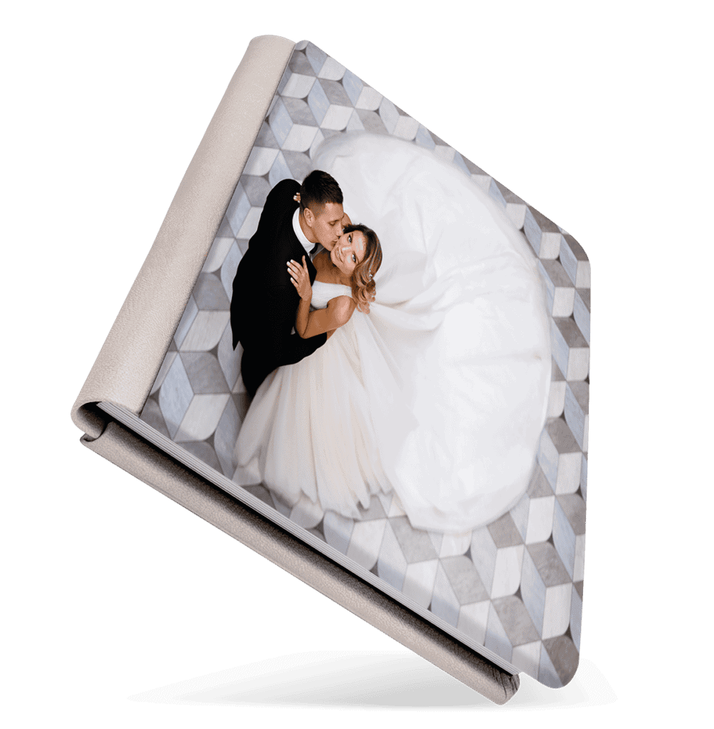 1. Fotografia di coppia sposata, abiti eleganti, in posa romantica su pavimento grafico.