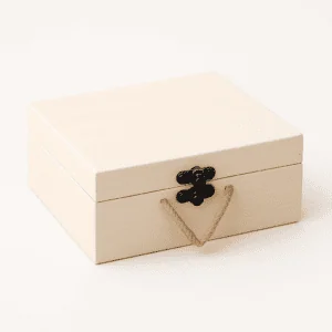 Elegante scatola in legno bianco per foto e ricordi, con manico in corda e chiusura decorativa nera.