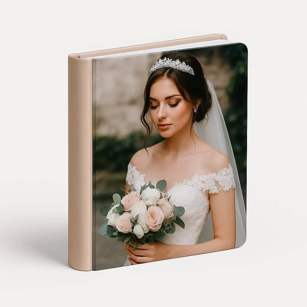 Album fotografico personalizzato con immagine di nozze eleganti e romantiche.