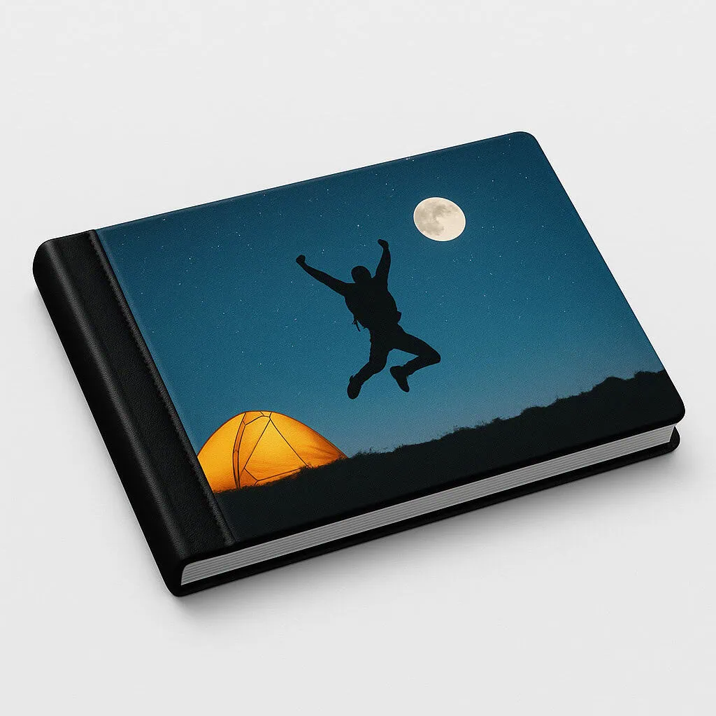 1. Copertina di album fotografico con escursionista che salta sotto la luna piena.