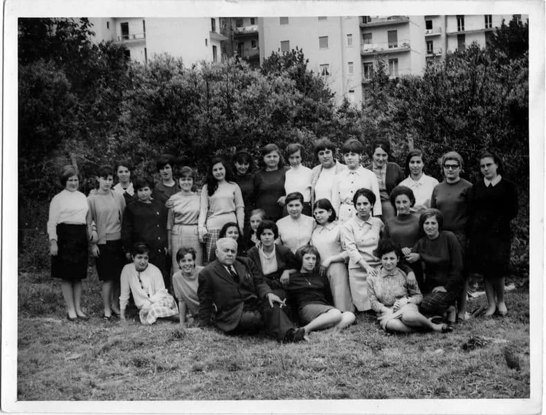 Gruppo di persone in un parco, foto storica in bianco e nero.