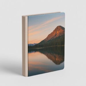 Montagna riflessa sul lago al tramonto, stampa fotografica su cover personalizzata.
