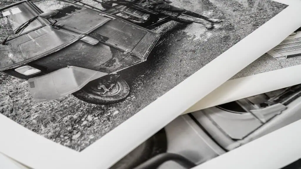 Auto d'epoca in bianco e nero, dettagli vintage e fotografie artistiche.