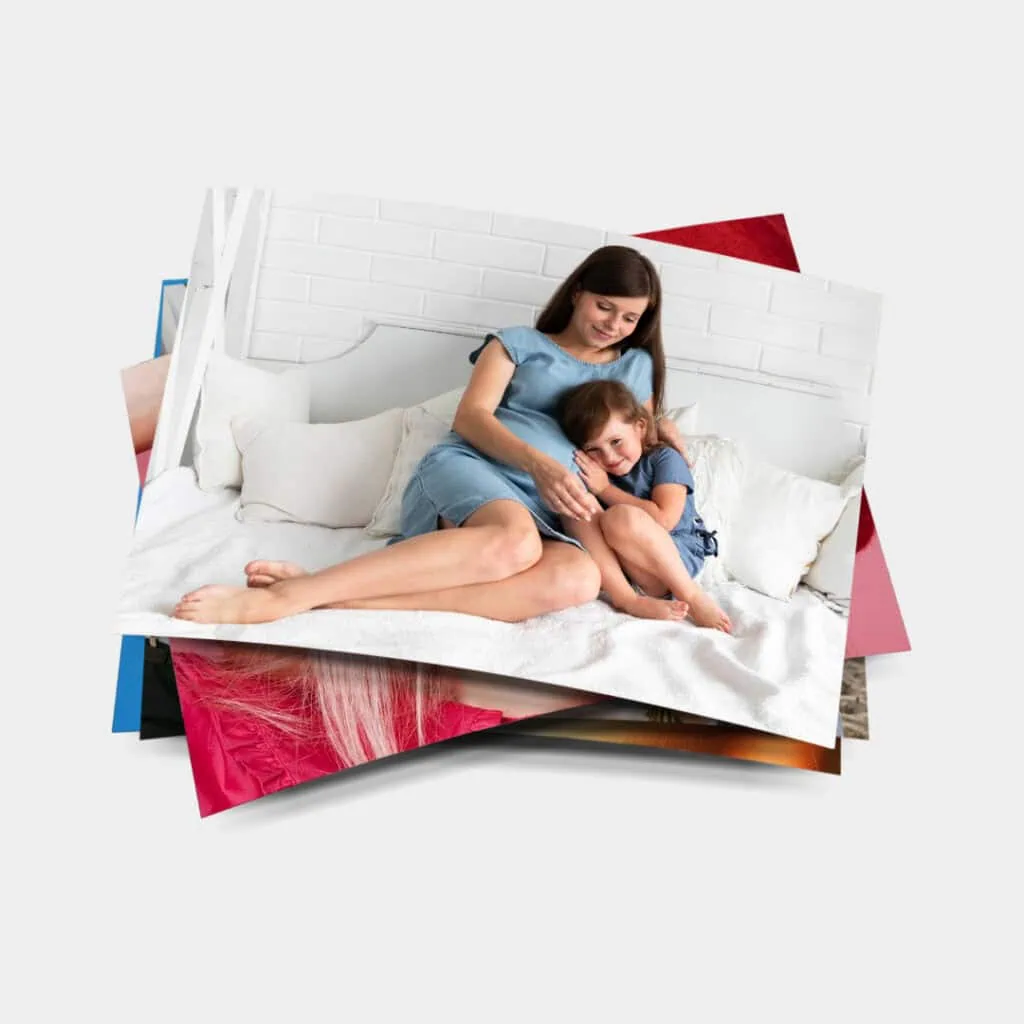 1. Fotografia di madre e figlia che giocano su un letto, atmosfera familiare e tenera.