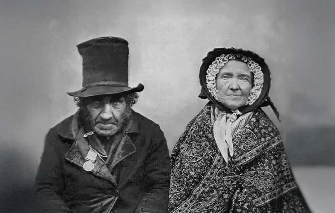 1. Uomo e donna antichi in abiti tradizionali, ritratti storici in bianco e nero.