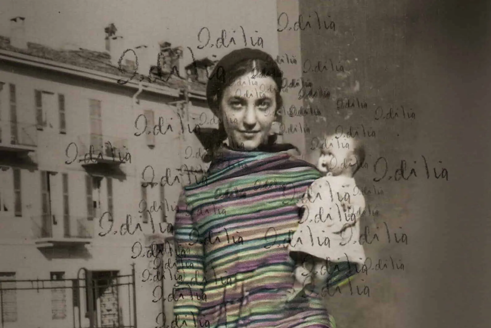 Vecchio film fotografico di donna con vestito a righe, sfondo urbano, stile vintage.
