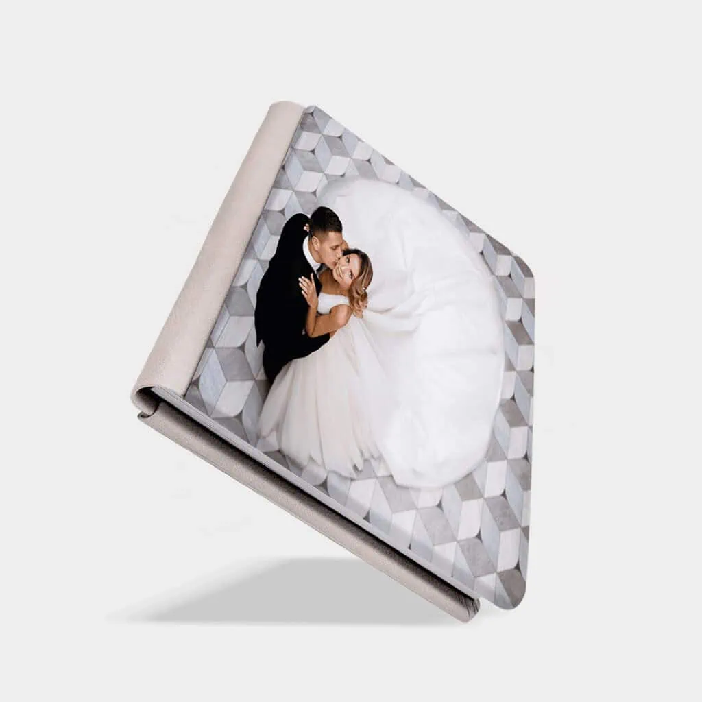 Luci di nozze su album fotografico personalizzato con matrimonio elegante e romantico.