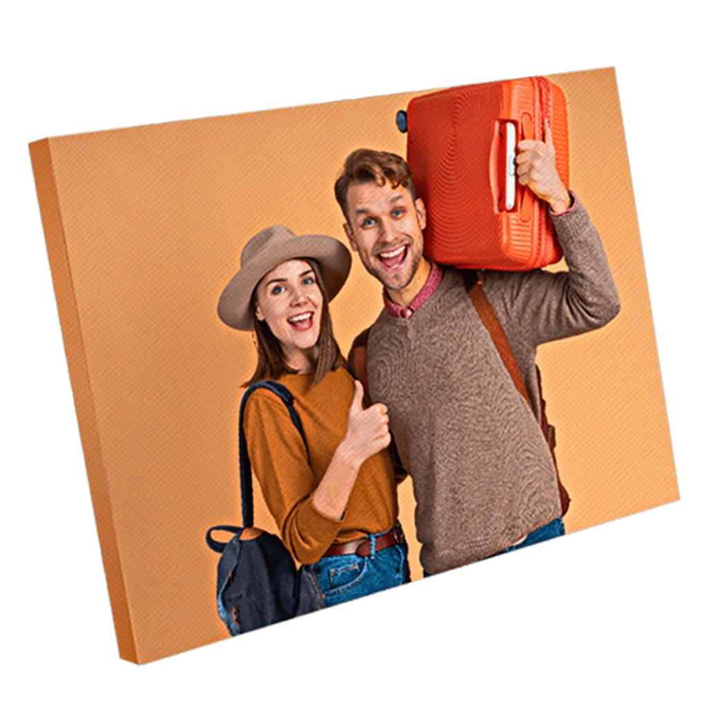 Vettore: Fotografia di una coppia felice con bagaglio da viaggio, ideale per stampe personalizzate e decorazioni.