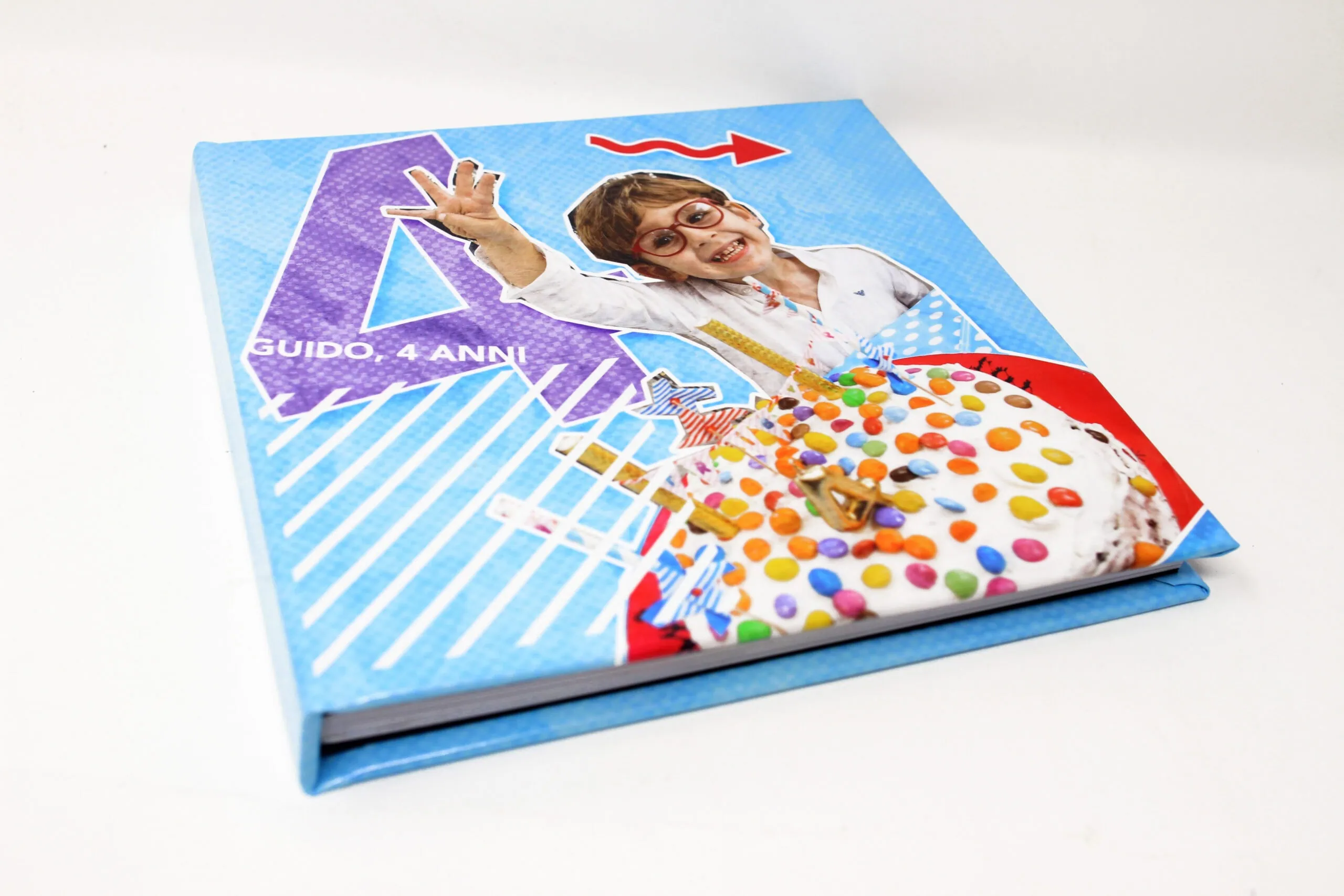 1. Foto di un album fotografico personalizzato con immagine e testo per feste di compleanno bambini.