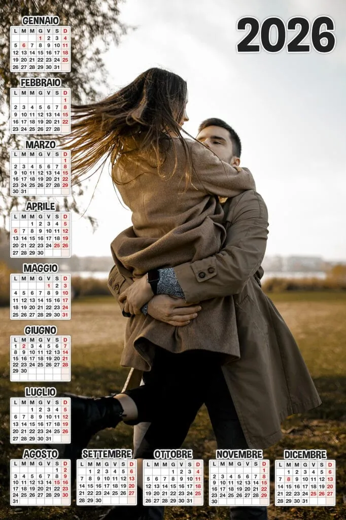 1. Coppia felice che si abbraccia nel parco in un calendario 2026.