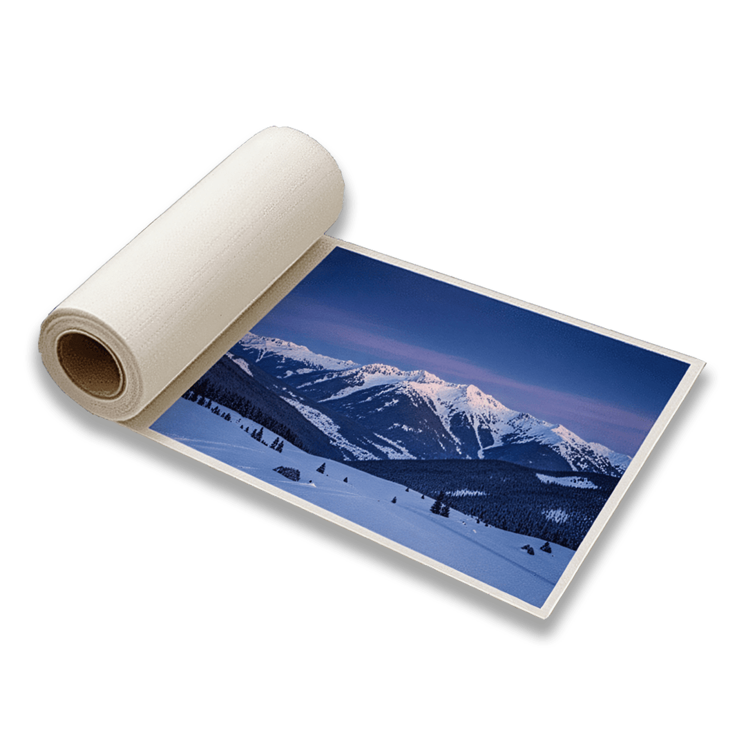 Stampa fotografica su carta lucida con paesaggio montano innevato.