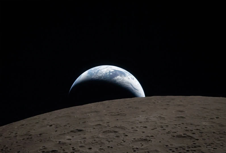 Immagine della Terra vista dalla superficie lunare con il cielo nero di sfondo.