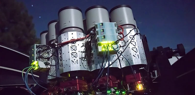 Vasca di telescopi con tecnologia avanzata per l'osservazione astronomica notturna.