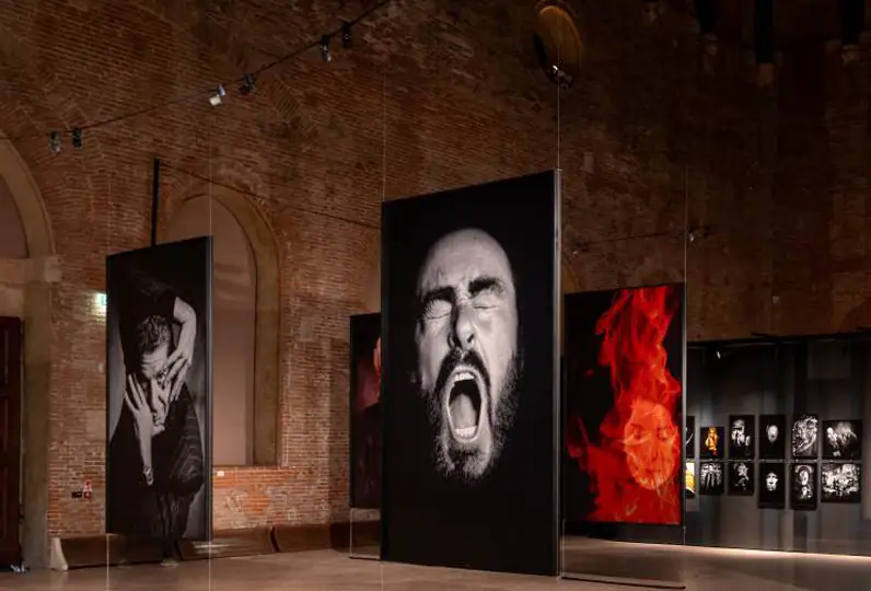 Fotografia artistica in mostra con ritratti intensi e effetti di fuoco.