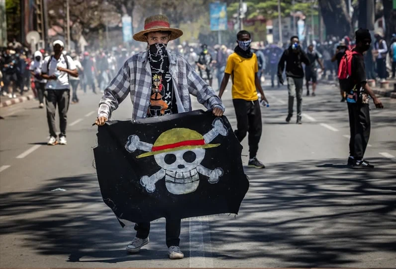 Manifestazione pacifista con bandiera skull e cappello di paglia, protesta contro la violenza.