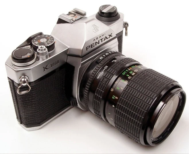 Fotocamera Pentax K1000 con obiettivo zoom, perfetta per appassionati di fotografia analogica e spec.