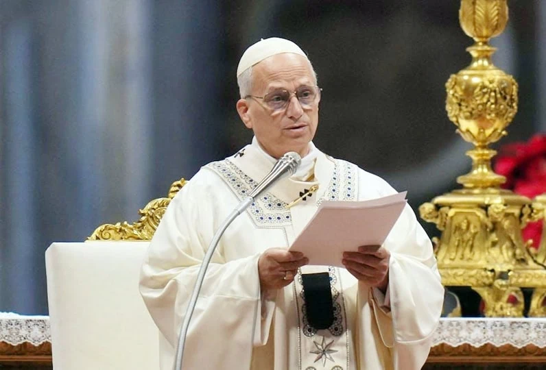 Papa Francesco in abito bianco durante un discorso ufficiale in Vaticano.