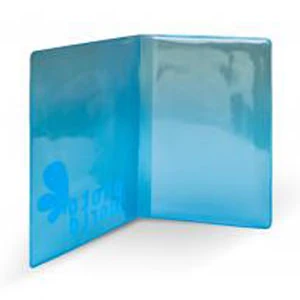 Porta carta d'identità in plastica blu, aperta, con spazio per documenti.