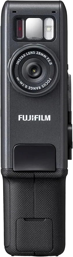 Fotocamera FUJIFILM compatta con obiettivo zoom da 28mm, ideale per fotografia di viaggio e quotidia.