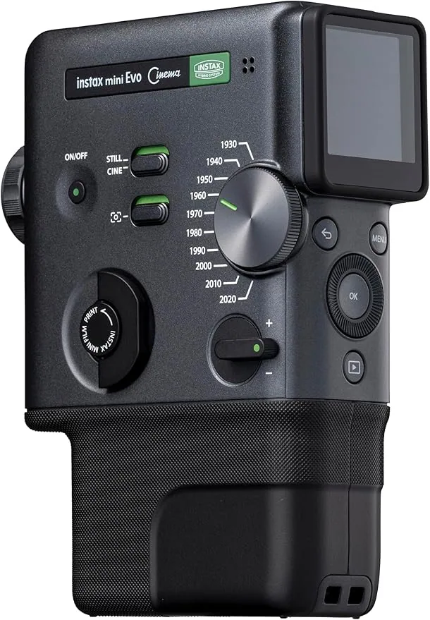 Fotocamera istantanea Fujifilm Instax Mini Evo con display e modalità di scatto vintage.