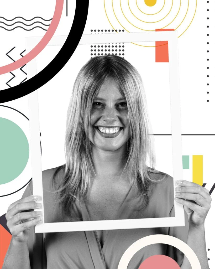 Donna sorridente che tiene un quadro con effetti grafici colorati, promozioni di fotografia creativa.