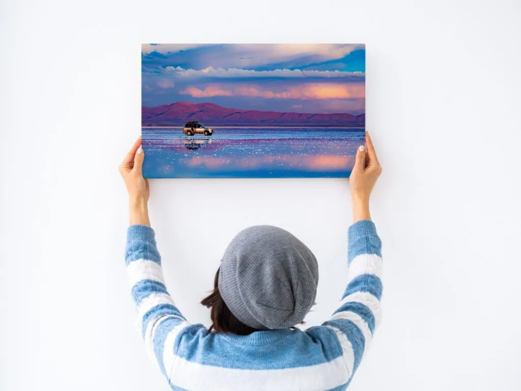 Auto sul lago al tramonto, offerta lampo, paesaggio naturale, fotografia di viaggio, promozione spec.