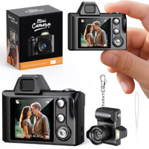 Fotocamera digitale compatta con display e accessori inclusi.