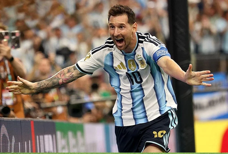 Lionel Messi in festa durante la partita dei Mondiali 2026.
