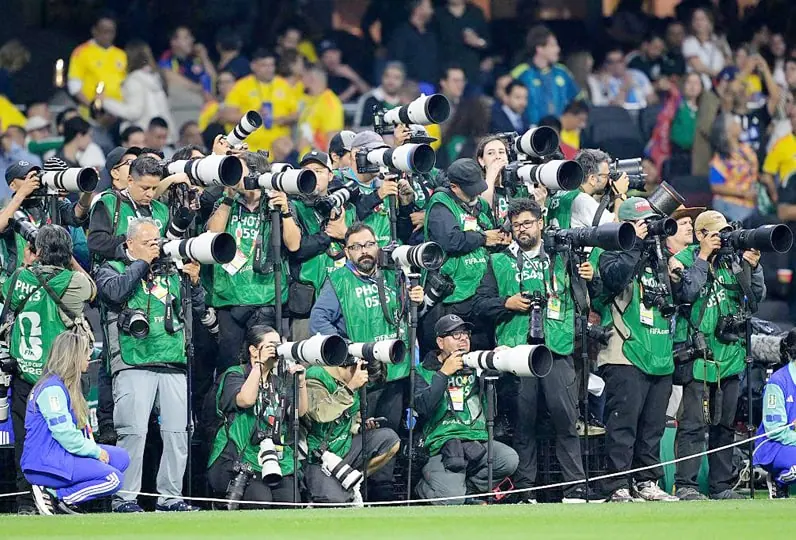 Fotografi con teleobiettivi pronti durante i Mondiali 2026.