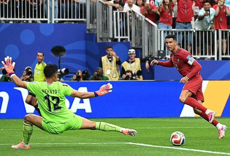 Ronaldo in azione durante il Mondiale 2026, dribbling e tiro in porta.