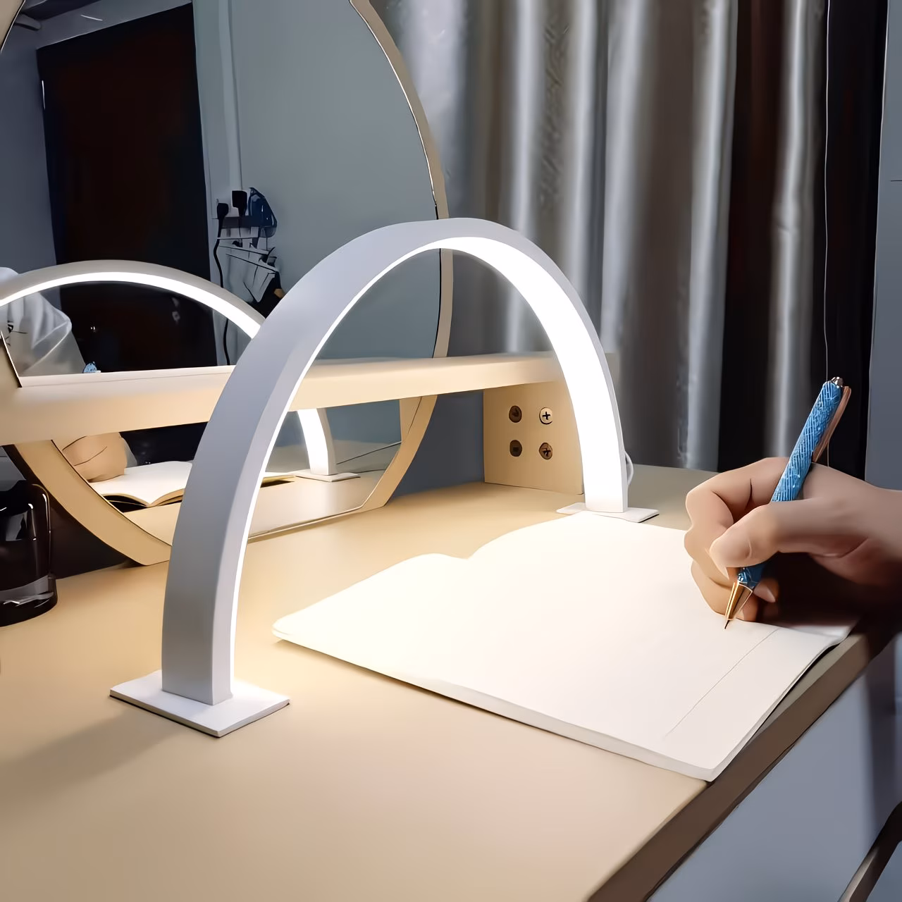 Lampada da Scrivania LED a Mezzaluna - Image 8