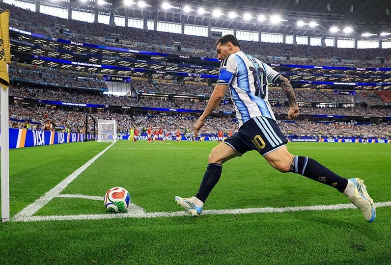 Calciatore in azione durante il Mondiale 2026 allo stadio.